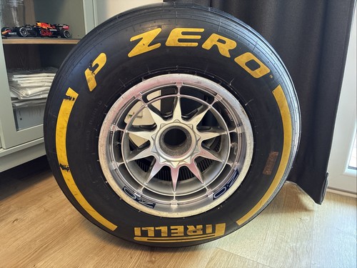 Authentic red bull racing - red, f1